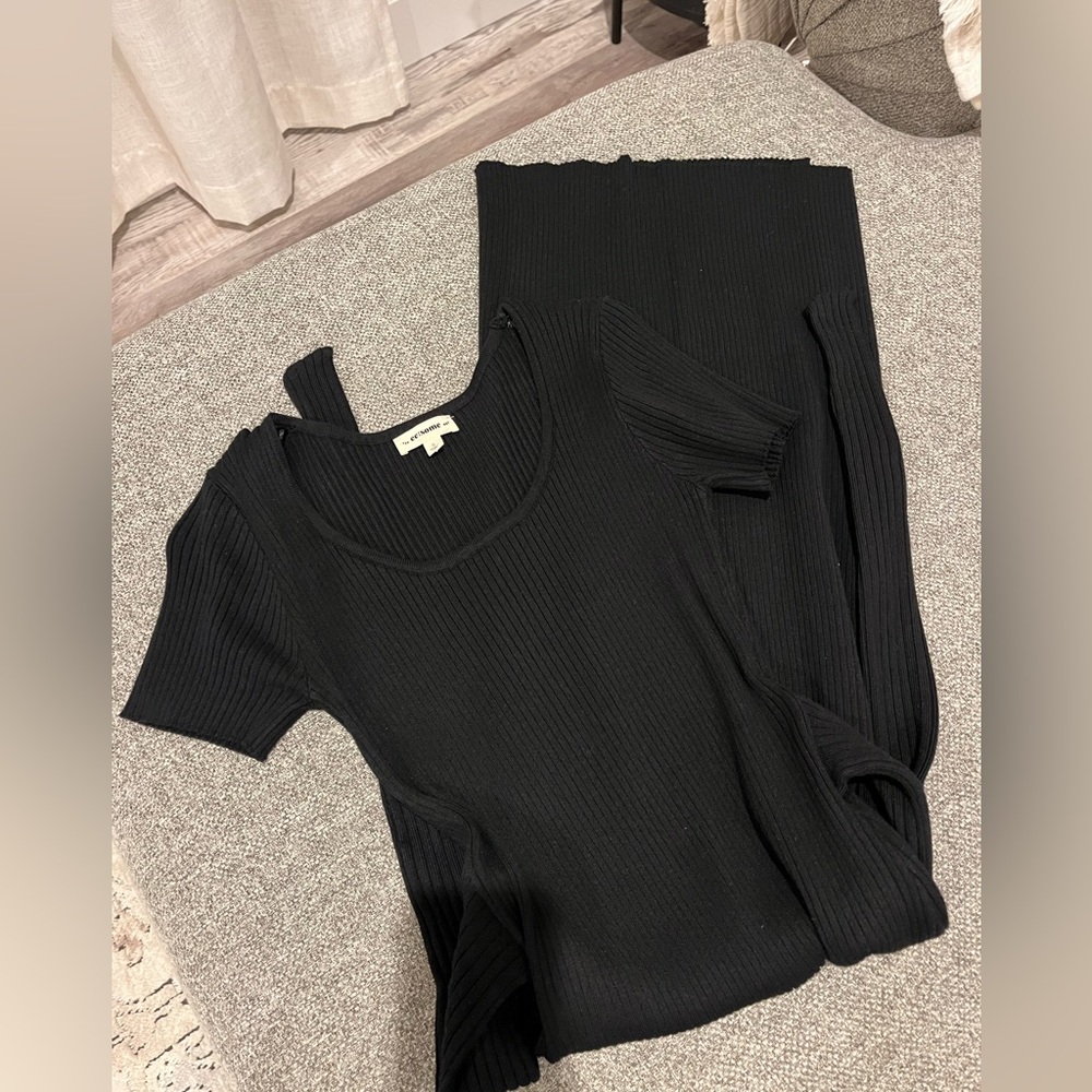 Eesome Black Ribbed Knit Top. Size S.